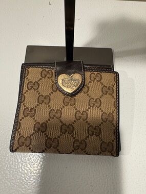Pre- Owned Vintage Gucci GG Canvas Heart Shape Compact Bi- fold Wallet